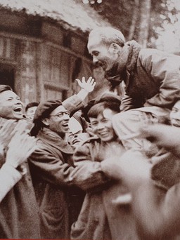 Xúc động trước những bức ảnh lịch sử về Chủ tịch Hồ Chí Minh