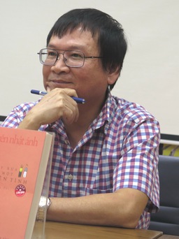 Nhà văn Nguyễn Nhật Ánh gặp gỡ và tặng chữ ký cho độc giả 'Đảo mộng mơ'