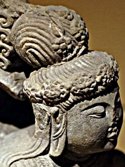 ‘Bí ẩn’ về hoa cúc trên tượng Kinnari và đầu tượng tiên nữ ở chùa Phật Tích