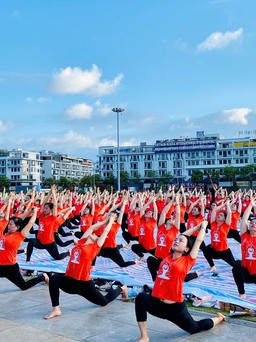 1.000 người tham gia đồng biểu diễn yoga tại Phố đi bộ Nguyễn Huệ (TP.HCM)