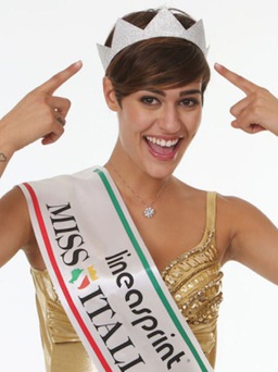 Tân Hoa hậu Ý bị 'ném đá' vì câu trả lời vô duyên