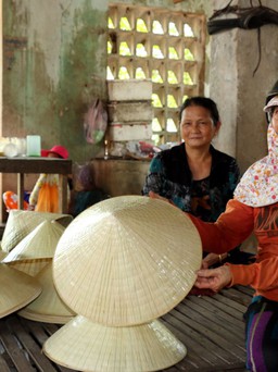 Làng cũ nghề xưa: Ai về mua nón chợ Đình!