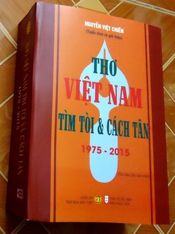 Cuốn sách dày 1.100 trang cổ vũ cách tân thơ Việt