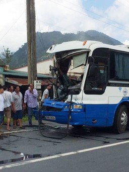 Bản lĩnh xử lý tình huống của tài xế xe khách suýt bị nạn