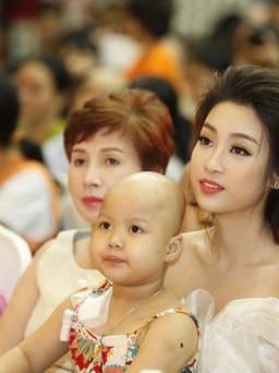 Hoa hậu Mỹ Linh xúc động ôm chặt bệnh nhi ung thư