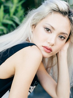Fung La - chân không dài vẫn đắt show diễn thời trang như thường