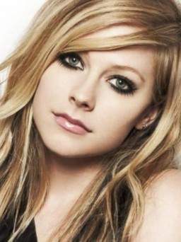 Avril Lavigne tái xuất sau 2 năm chống chọi bệnh lạ