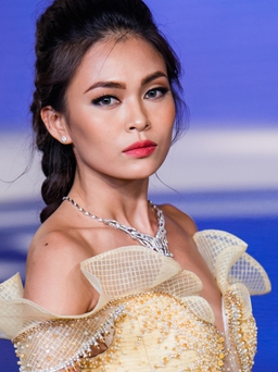 Mâu Thủy làm cô dâu trước ngày trình diễn New York Fashion Week