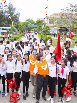Hoa hậu Đàm Lưu Ly hỗ trợ học sinh miền Trung đến lớp