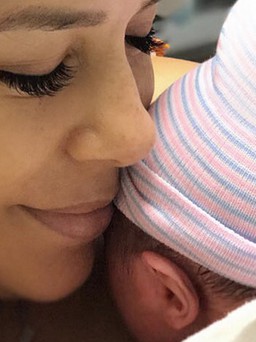 Eva Longoria sinh con trai đầu lòng với chồng triệu phú