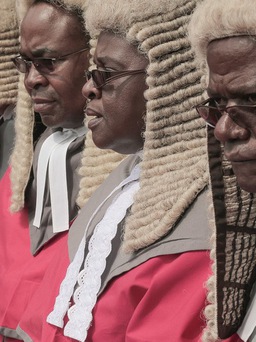 Zimbabwe chi tiền tỉ mua tóc giả cho thẩm phán