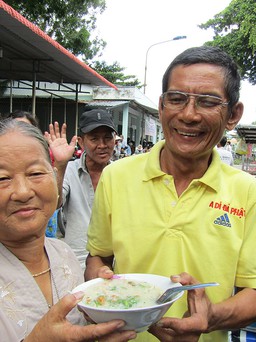 Hai vợ chồng cặm cụi nấu bữa sáng cho bệnh nhân nghèo