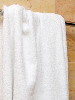 Chỉ dùng khăn tắm sau khi tắm rửa sạch sẽ, vậy khăn có dơ không?