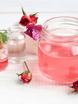 10 lợi ích sức khỏe bất ngờ của nước hoa hồng