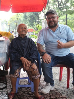 Ông Tây làm bạn với bà cụ 91 tuổi bán nước ở Sài Gòn
