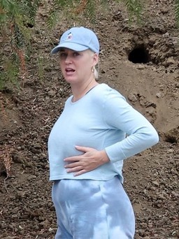 Katy Perry xuề xòa dạo phố sau 2 tháng sinh con