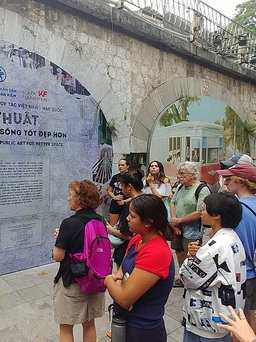 Đi tour cùng giám tuyển