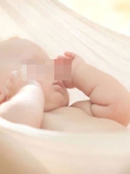 Bác sĩ ơi: Trẻ sơ sinh ngủ võng thường xuyên có bị gù lưng?