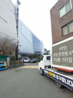 Fan biểu tình trước trụ sở YG, yêu cầu Big Bang trở lại với 4 thành viên