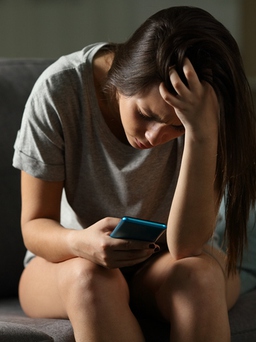 Để giảm lo âu, trầm cảm, hãy ngưng dùng mạng xã hội