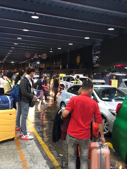 Hành khách mòn mỏi đón taxi tại sân bay Tân Sơn Nhất: Đề xuất của chuyên gia