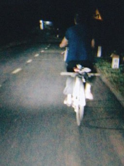 Nữ sinh lớp 11 soi đèn đường cho cụ bà đạp xe giữa trời tối