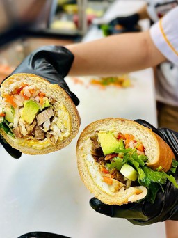 Người Việt ở Mỹ: Cầm ổ bánh 'khủng' nhân ú nụ nhớ bánh mì gà Đà Nẵng