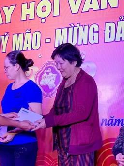 Quà tết ấm lòng người nghèo khó