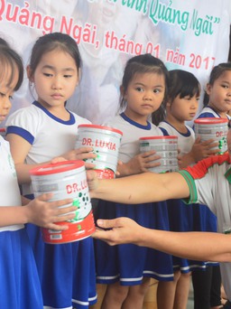 Báo Thanh Niên trao sữa cho trẻ em vùng lũ