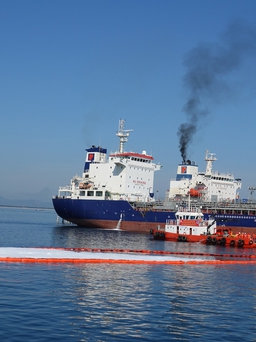 Diễn tập ứng phó sự cố tràn dầu tại vùng biển Dung Quất
