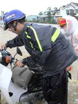 Quảng Nam: Nước ngập qua QL1, hàng trăm phương tiện di chuyển khó khăn
