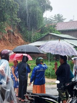 Sạt lở đất bất ngờ, huyện vùng cao Quảng Nam sơ tán khẩn cấp nhiều hộ dân