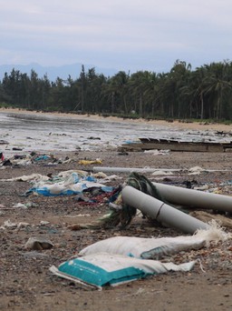 Biển Bàn Than - 'Lý Sơn' của Quảng Nam’: Xót xa cảnh rác ngập tràn