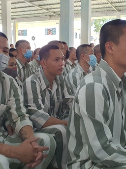 700 phạm nhân bày tỏ trở thành công dân có ích khi rời khỏi cổng trại giam
