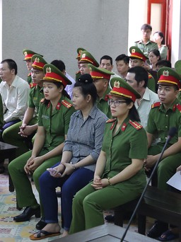 Xét xử phúc thẩm mẹ nữ sinh giao gà: Đề nghị hoãn phiên tòa vì vắng luật sư