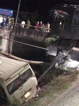 Hưng Yên: Điều tra vụ xe khách bị tông văng xuống sông khiến 7 người thương vong