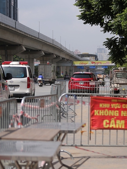 Hà Nội: 3 xe cứu thương đưa hàng chục F0 tại ‘ổ dịch’ Q.Thanh Xuân đi điều trị