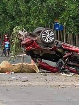 Bắc Ninh: Xe con bị ‘vò nát’ sau va chạm, ít nhất 2 người chết