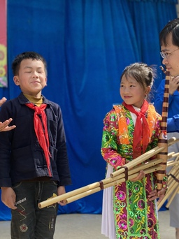 Cùng sinh hoạt dưới cờ, tặng khăn quàng đỏ, khèn Mông cho học sinh nghèo vùng cao