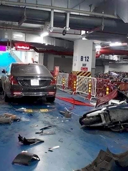 Mercedes Maybach S560 tông hàng loạt xe máy dưới hầm chung cư, 1 bảo vệ bị thương