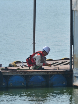 Hà Nội tháo dỡ du thuyền bỏ hoang trên hồ Tây