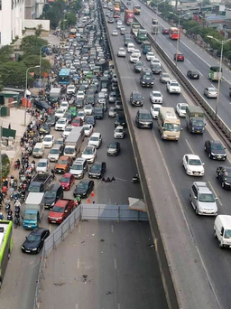‘Lô cốt’ án ngữ giữa đường gây ùn tắc kéo dài giữa thủ đô Hà Nội