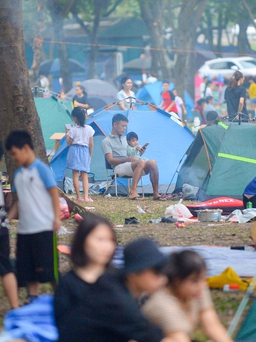 Ùn ùn đổ về công viên xanh lớn nhất Hà Nội cắm trại ngày cuối tuần