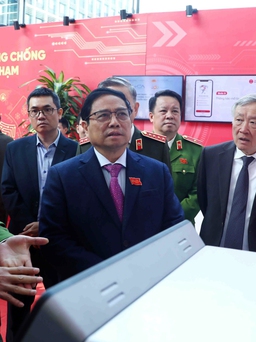 Thủ tướng tham quan triển lãm tiện ích ứng dụng dữ liệu về dân cư