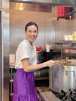 Hoa hậu Dương Mỹ Linh bán phở và giới thiệu ẩm thực Việt trên đất Mỹ