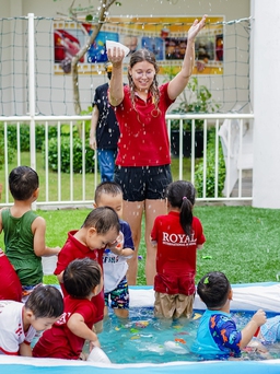 Độc đáo Lễ hội té nước cho học sinh mầm non Royal School