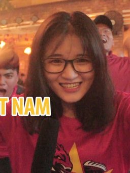 U.23 Việt Nam vào bán kết, nữ CĐV nghẹn ngào không nói nên lời