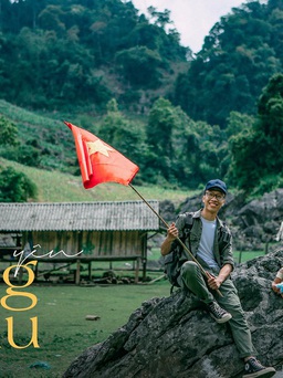 Travel blogger bước ra từ quân đội, đi đâu cũng mang theo Quốc kỳ Việt Nam