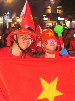 World Cup 2022: Ra quán ngồi hay ở nhà xem trận đấu Việt Nam và Nhật Bản?