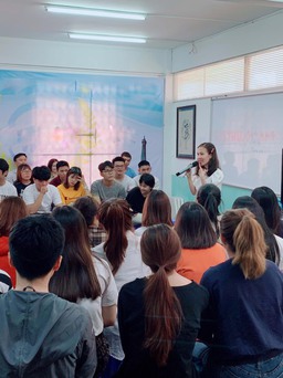 Đi học không ghi chép, lấy điện thoại ra chụp hình bài giảng